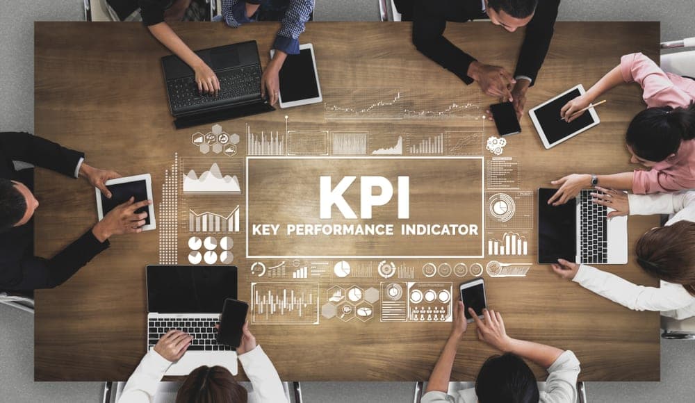 Equipo analizando KPIs de retail sobre una mesa de trabajo