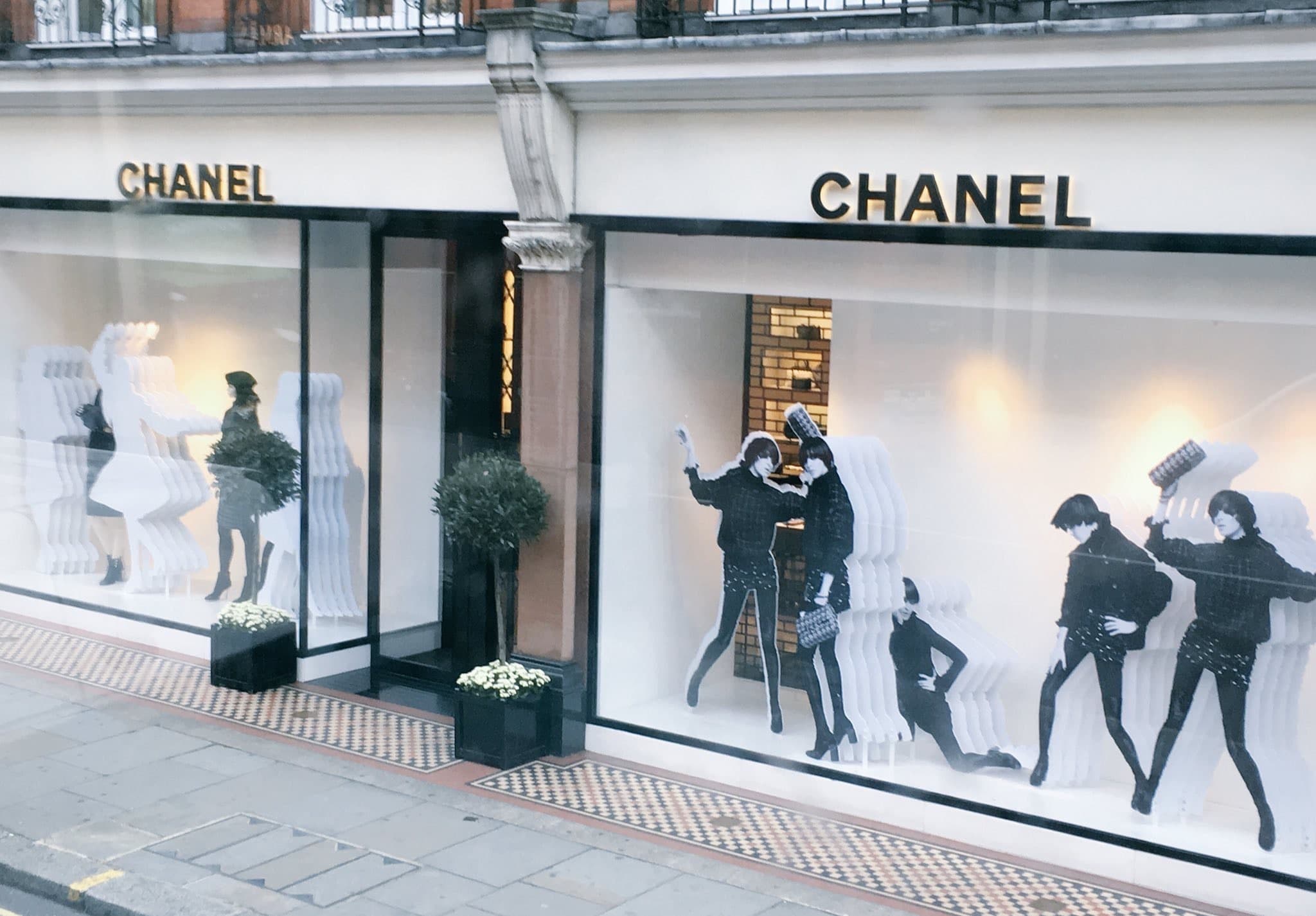 Escaparate CHANEL con siluetas recortadas en movimiento