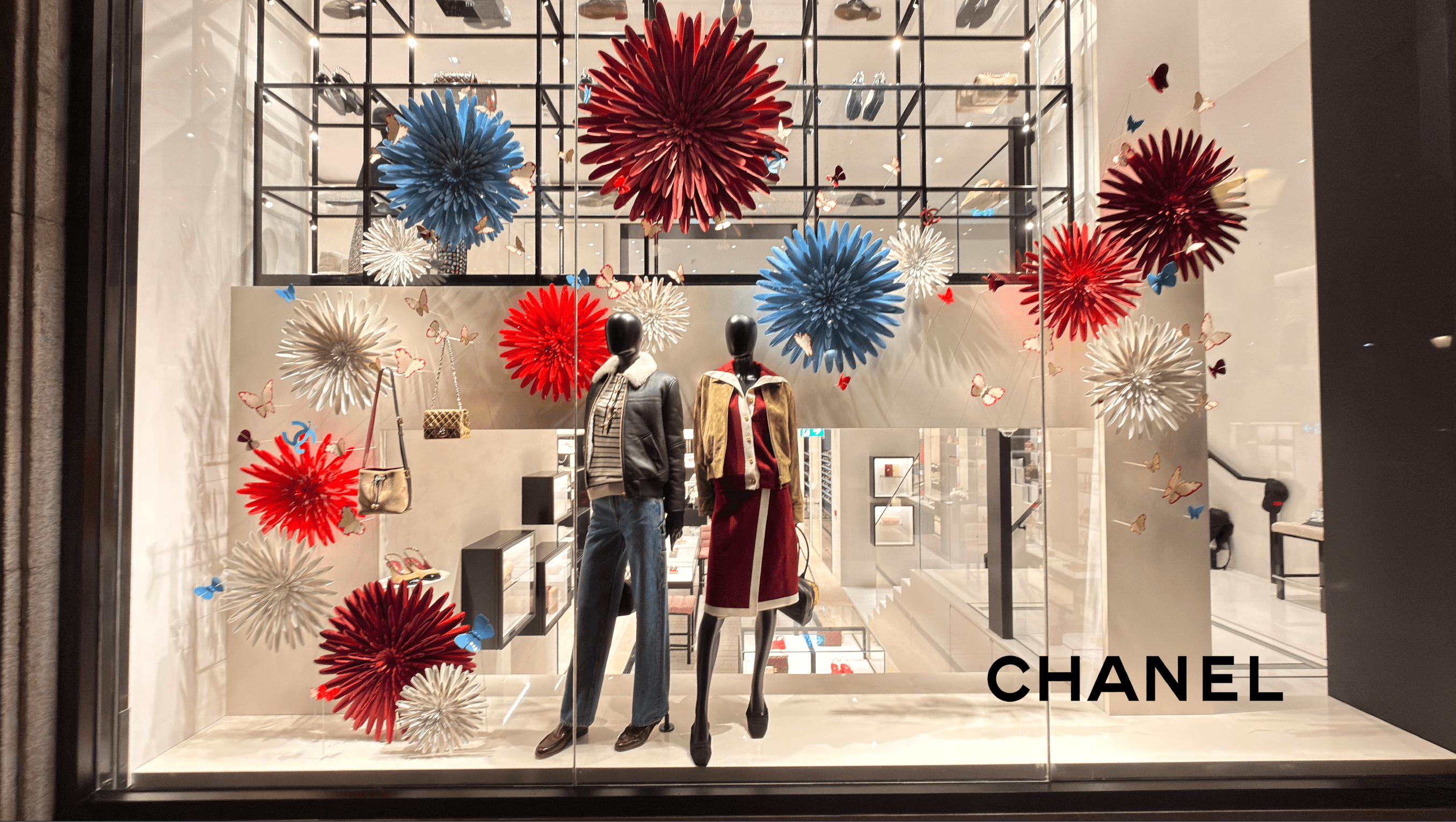 Escaparate CHANEL con instalación de flores de papel