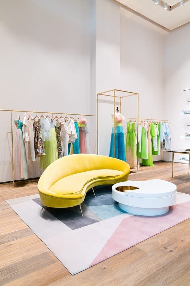 Interior de tienda contemporánea con sistema de visual merchandising phygital
