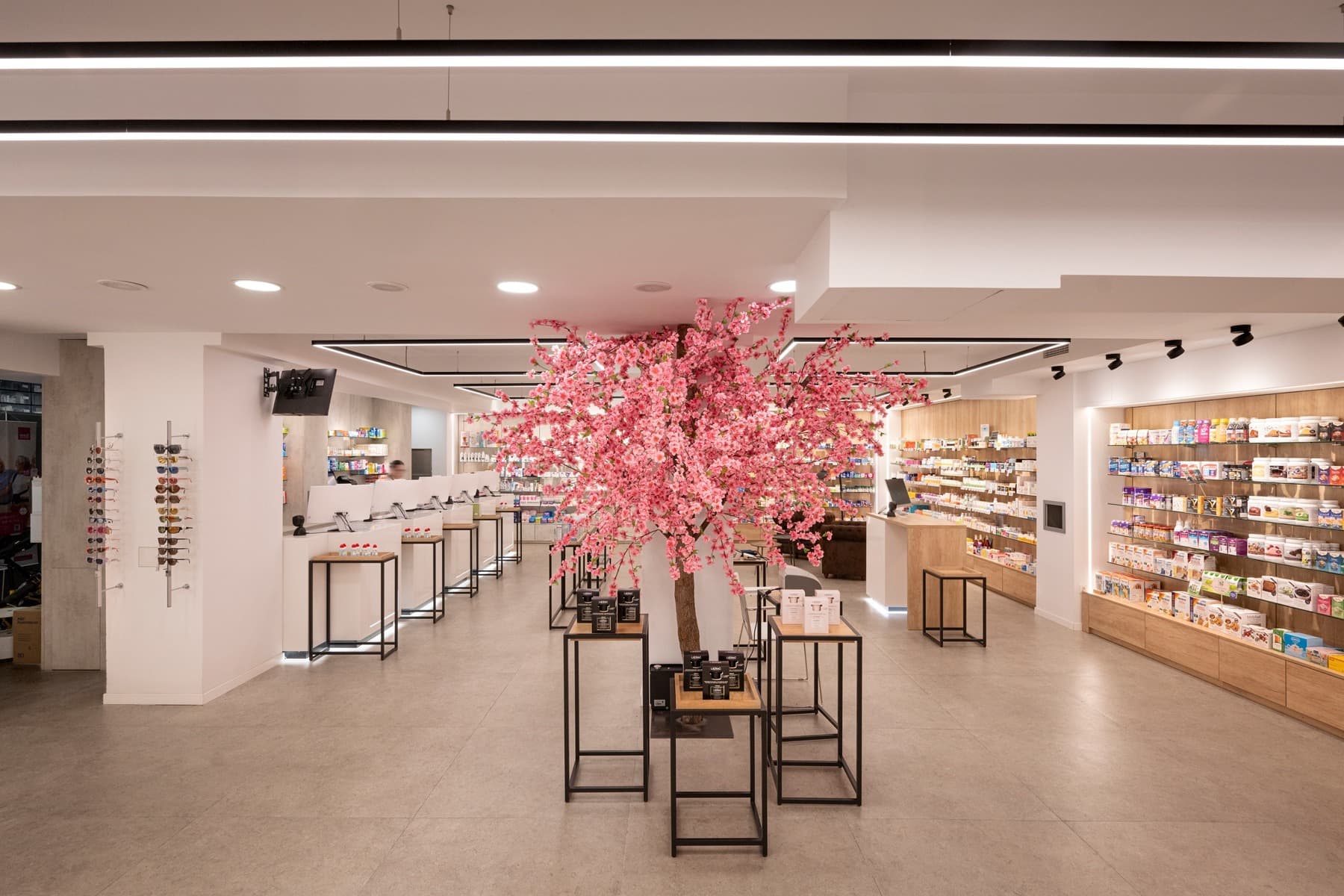 Layout e implantación en una farmacia, ejemplo de retail design