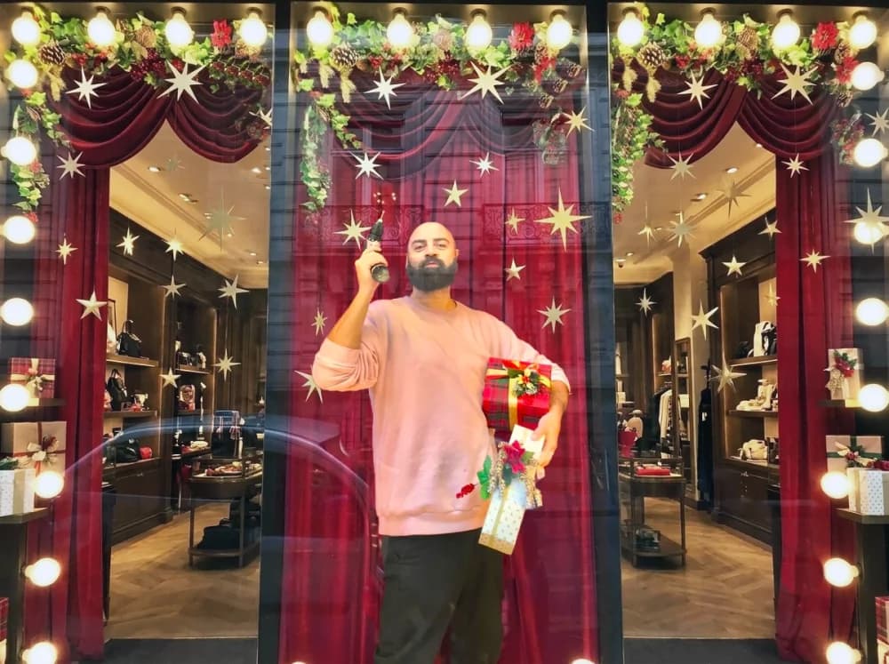 Juan Carlos Barrón during a visual merchandising intervention