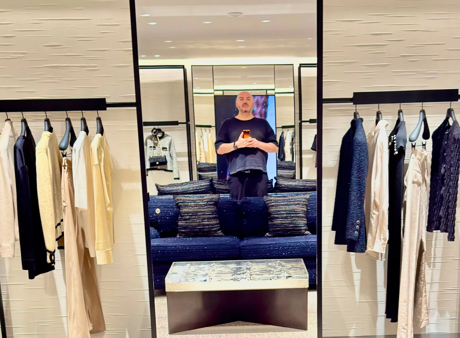 Juan Carlos Barrón en una boutique de Chanel, reflejado en el espejo del salón