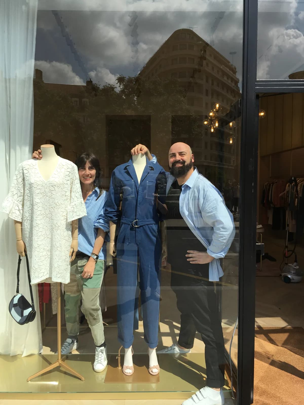 Juan Carlos Barrón y una compañera en tienda junto a los maniquíes del escaparate