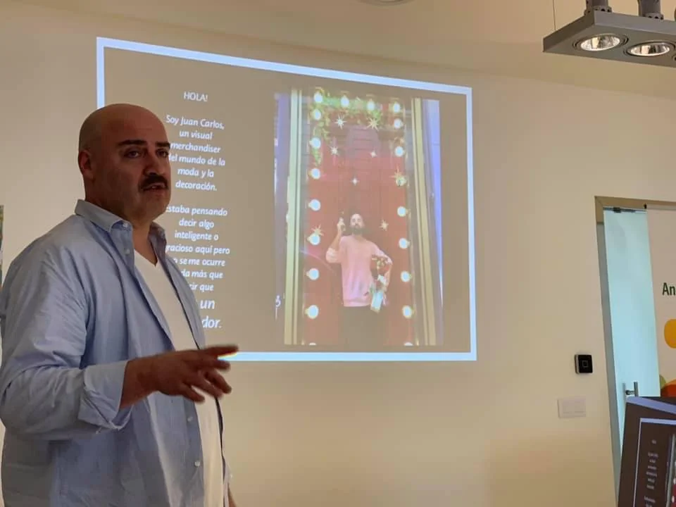 Juan Carlos Barrón presentando los hallazgos de una auditoría