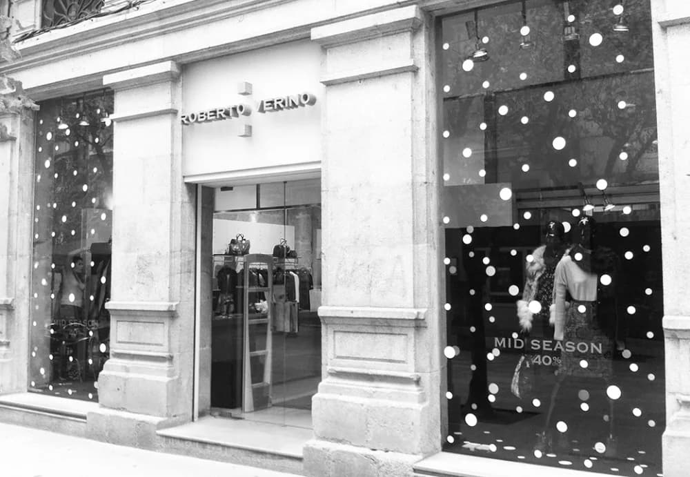 Escaparate de Roberto Verino con vinilos de nieve