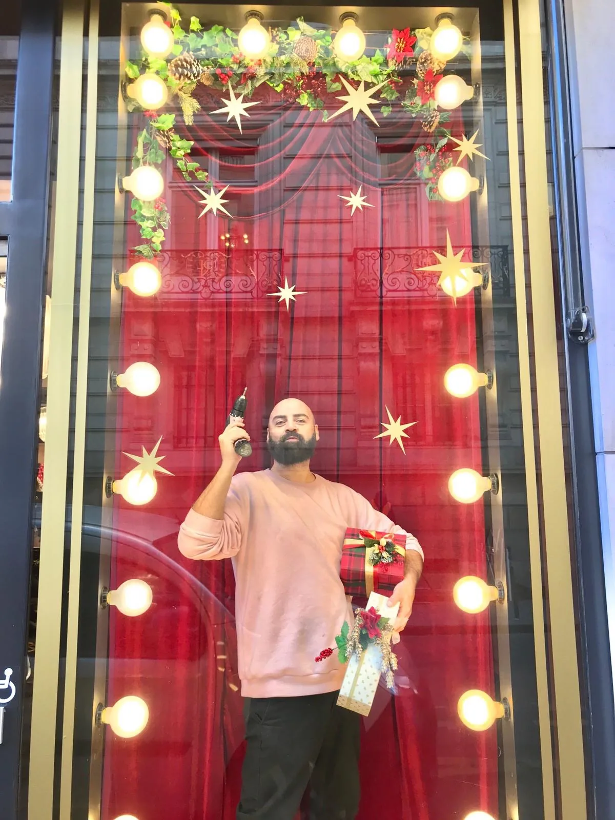 Juan Carlos Barrón instalando un escaparate en directo
