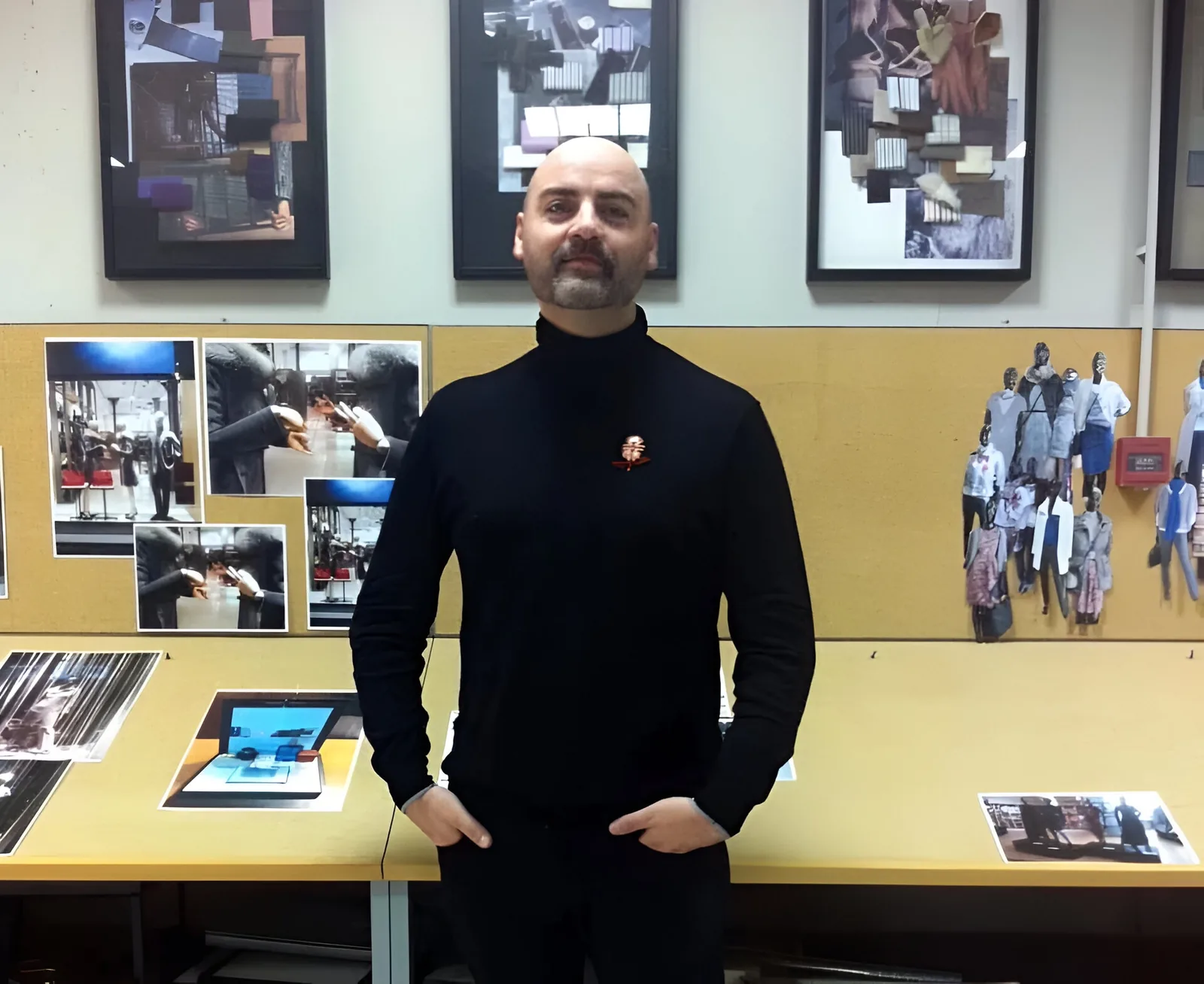 Juan Carlos Barrón formando a un equipo frente a moodboards