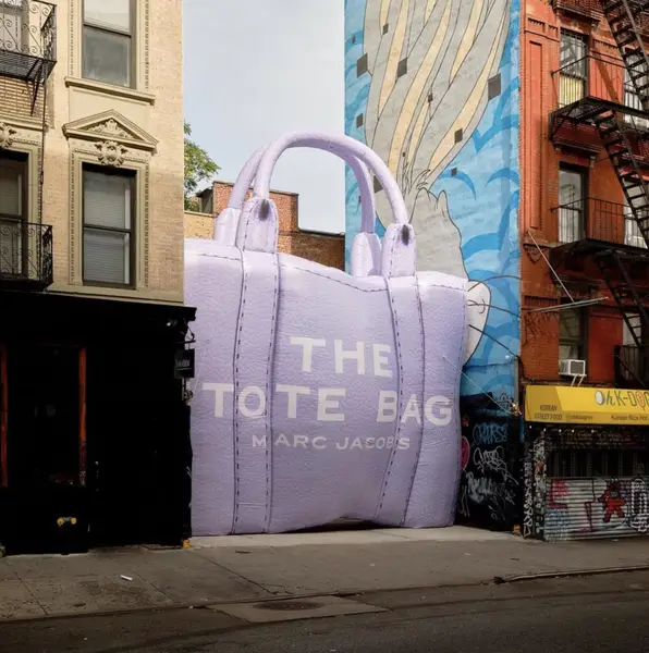 Instalación pop-up de The Tote Bag de Marc Jacobs