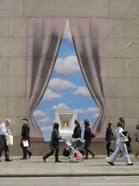 Instalación de Tiffany & Co. con cortinas y cielo pintado en fachada