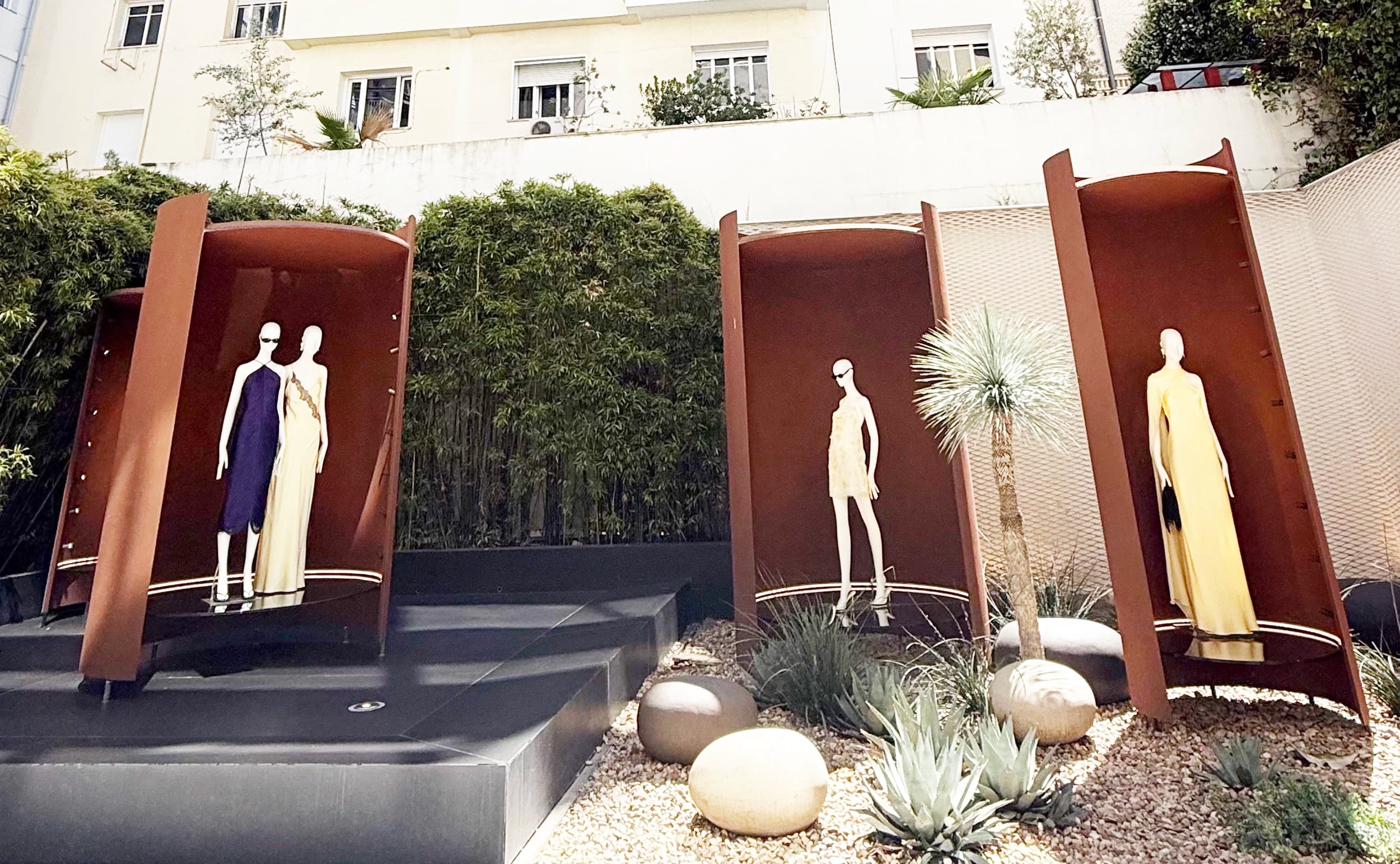 Instalación escultórica de acero corten en la tienda Mango de Serrano, Madrid