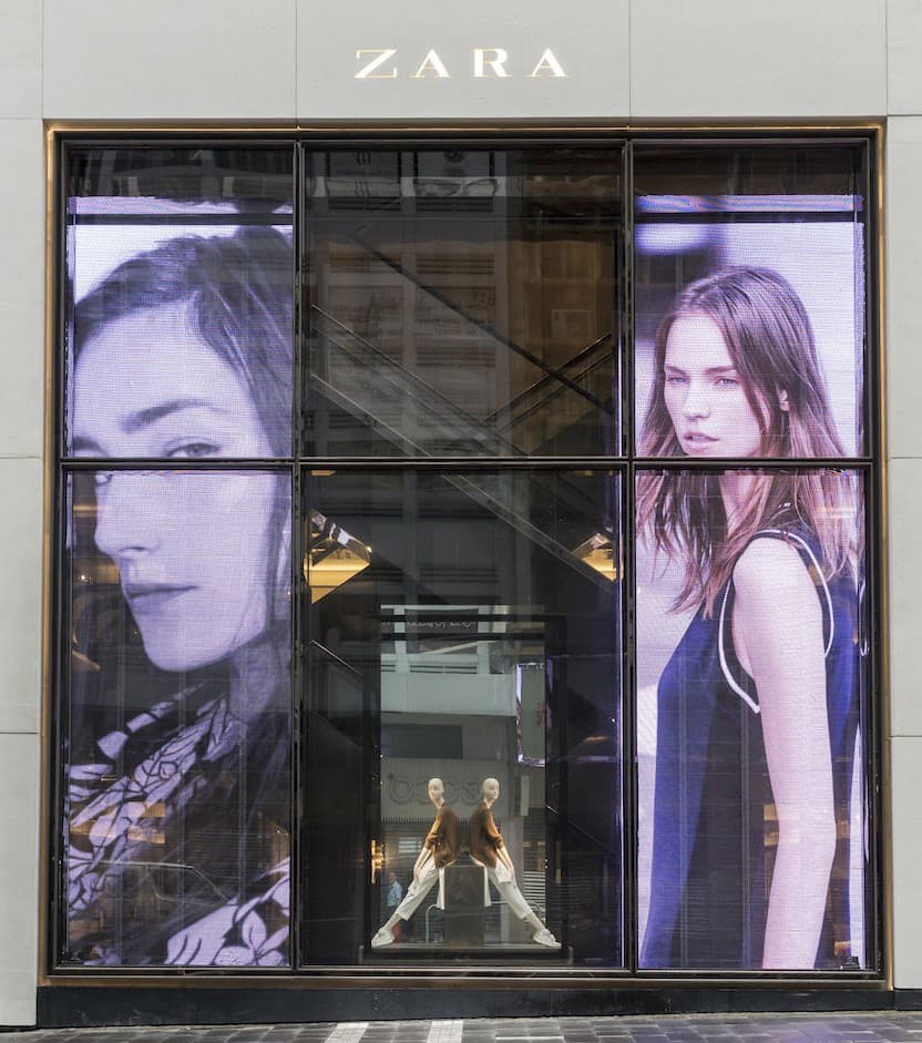 Escaparate de Zara en Hong Kong con pantalla LED transparente