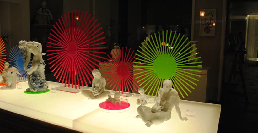 Escaparate de Lladró con estallidos radiales de color