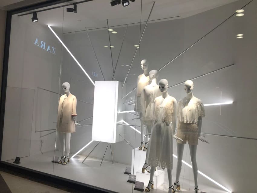 Escaparate Zara Passage du Havre con cubo luminoso, París
